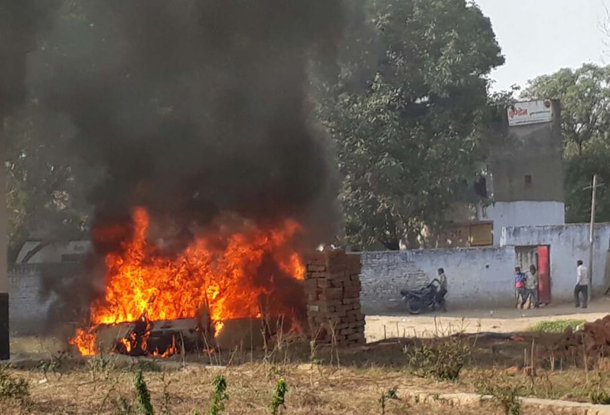 Rifiling gas in the van on fire, stirring