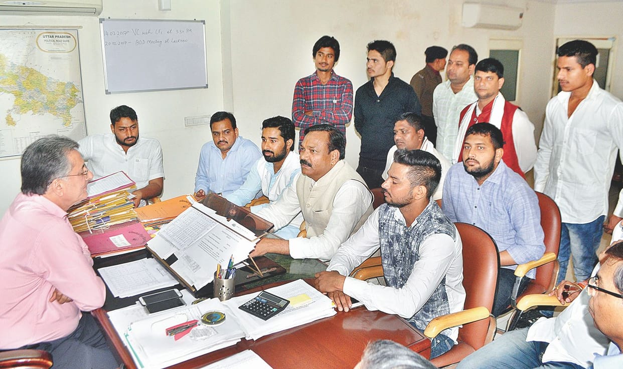 bjp leader in dvvnl office