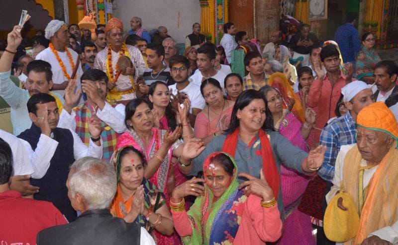 holi celebration in dwarikadheesh temple