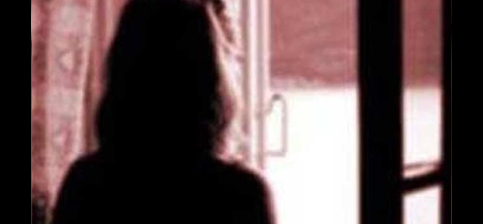 husband found wife dead at home after she called him in bareilly