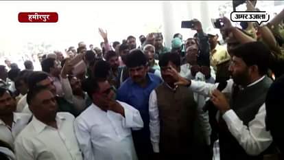 Hamirpur collectrate employees protest against DM and  threat to protest UP assembly elections 