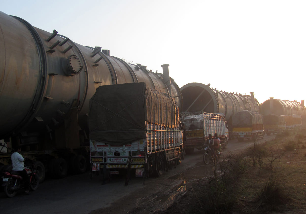 The truck hit the two-hour jam spoil Chola railway gate