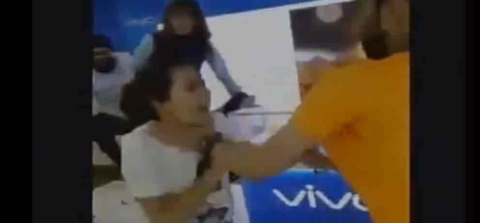 mother and her two daughter vandalise mobile shop in delhi when they were unable to change mobile