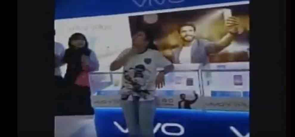 mother and her two daughter vandalise mobile shop in delhi when they were unable to change mobile