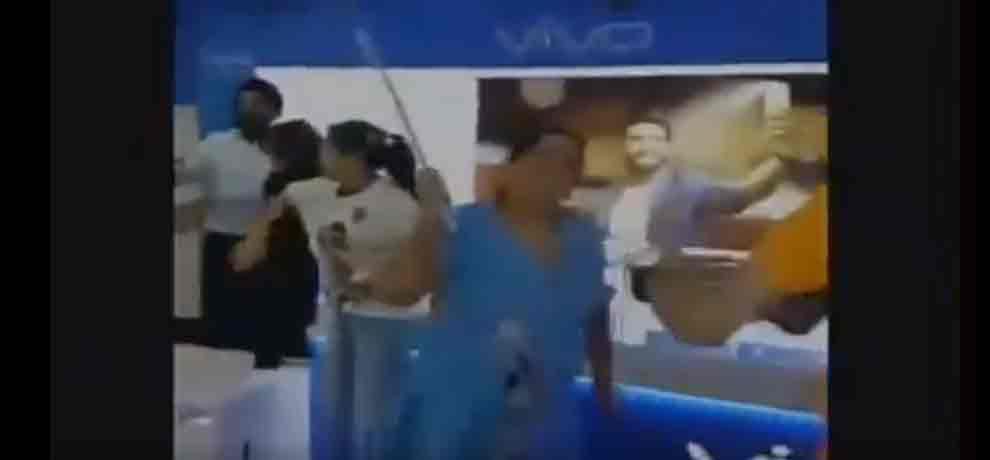 mother and her two daughter vandalise mobile shop in delhi when they were unable to change mobile