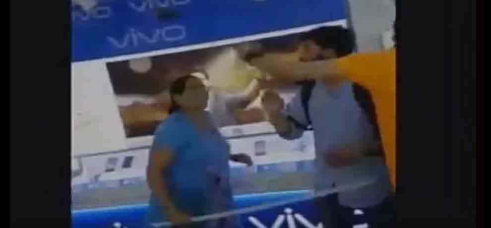 mother and her two daughter vandalise mobile shop in delhi when they were unable to change mobile