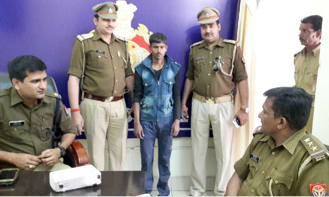The police arrested the robber, recovered many mobile