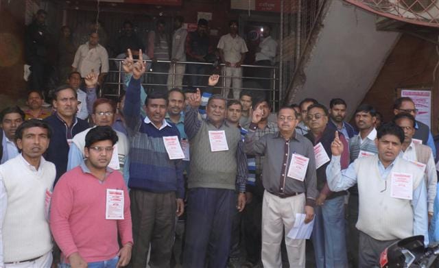 Roared on bank workers union demands