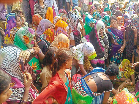 Married women with children jumped into the well, three killed