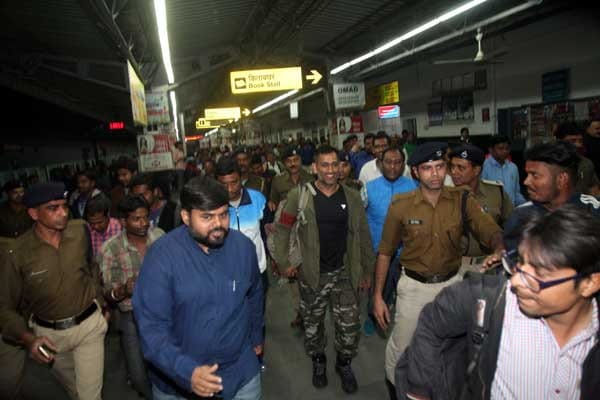 MS dhoni Reached Jharkhand by train after 13 years