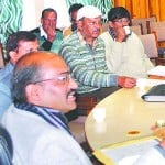 रई झील के संबंध में अफसरों की बैठक लेते डीएम डा. रंजीत सिन्हा