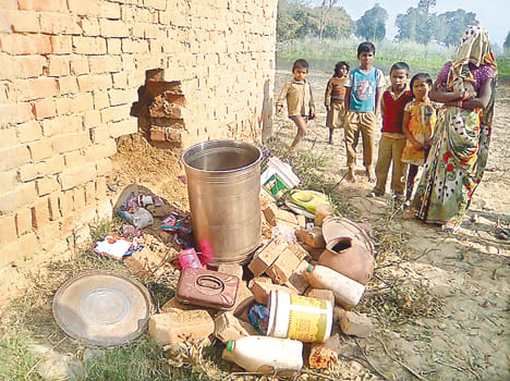 Five breaks into houses, steal from a house