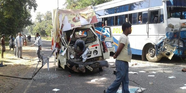 Head-on collision between a bus and truck in Hardoi 7 died 