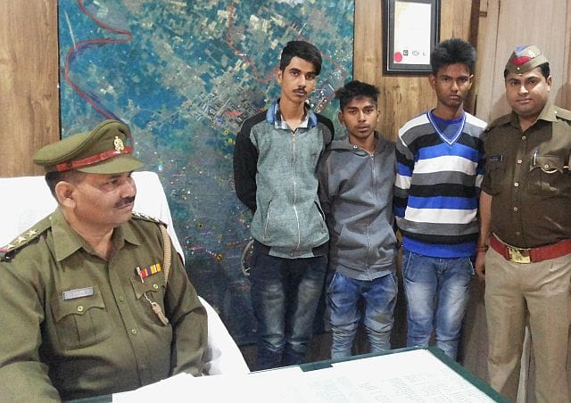 Auto rider robbers three crook cede its mobile women