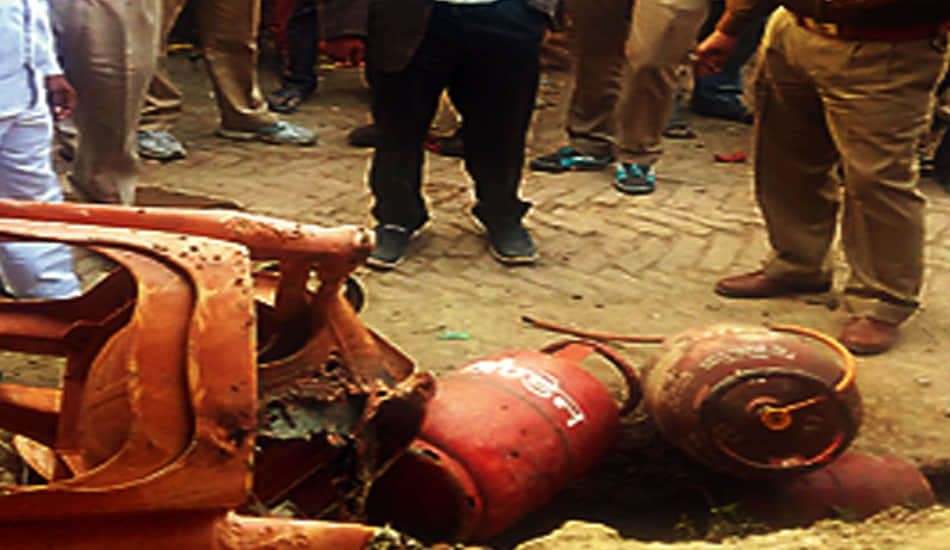 fifteen people scorched in gas cylinder fire