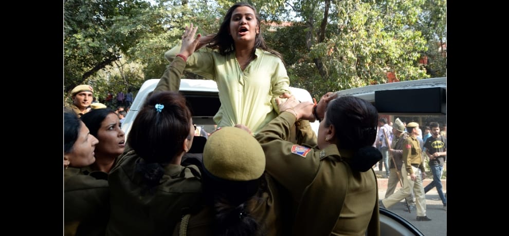 delhi police man handles a girl student while protest in ramjas college