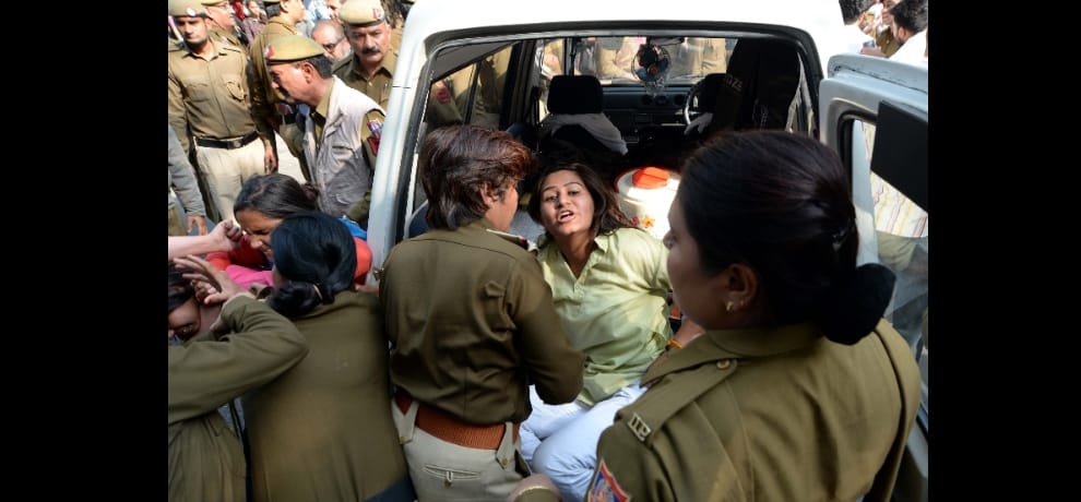 delhi police man handles a girl student while protest in ramjas college