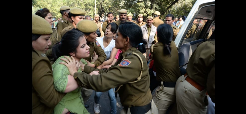delhi police man handles a girl student while protest in ramjas college