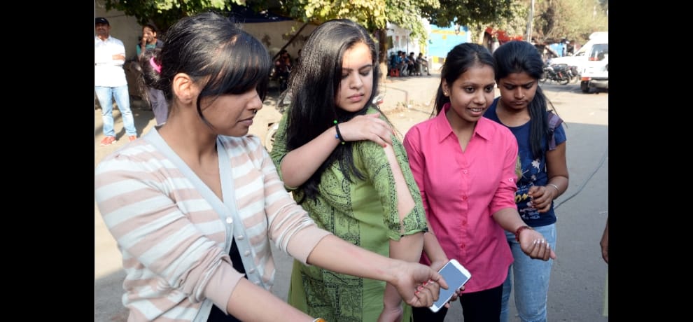 delhi police man handles a girl student while protest in ramjas college