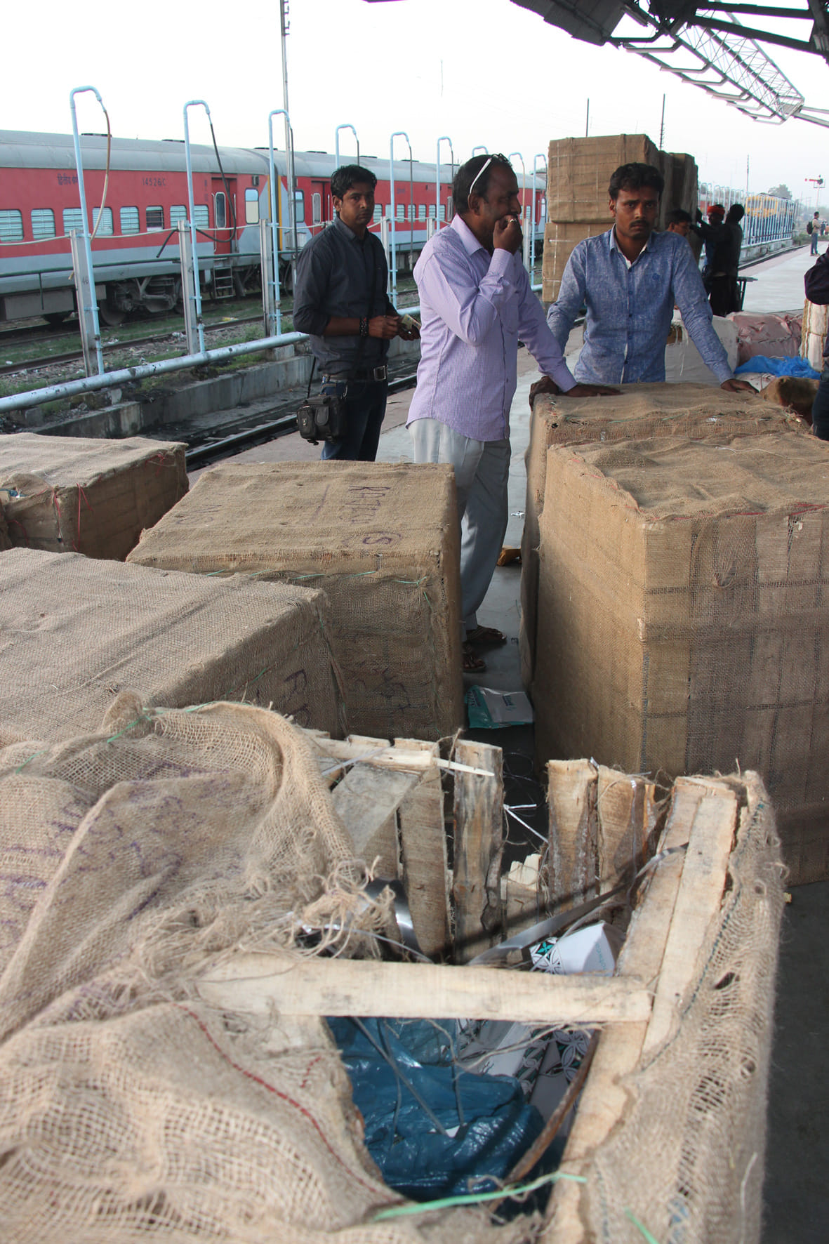 again thievs stolen goods from manduadih superfast train