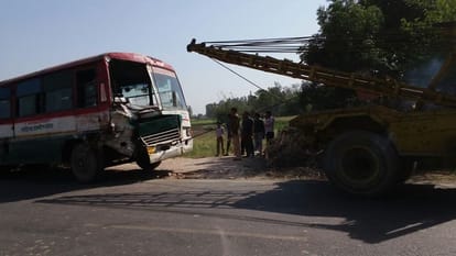 Head-on collision between a bus and truck in Hardoi 7 died 