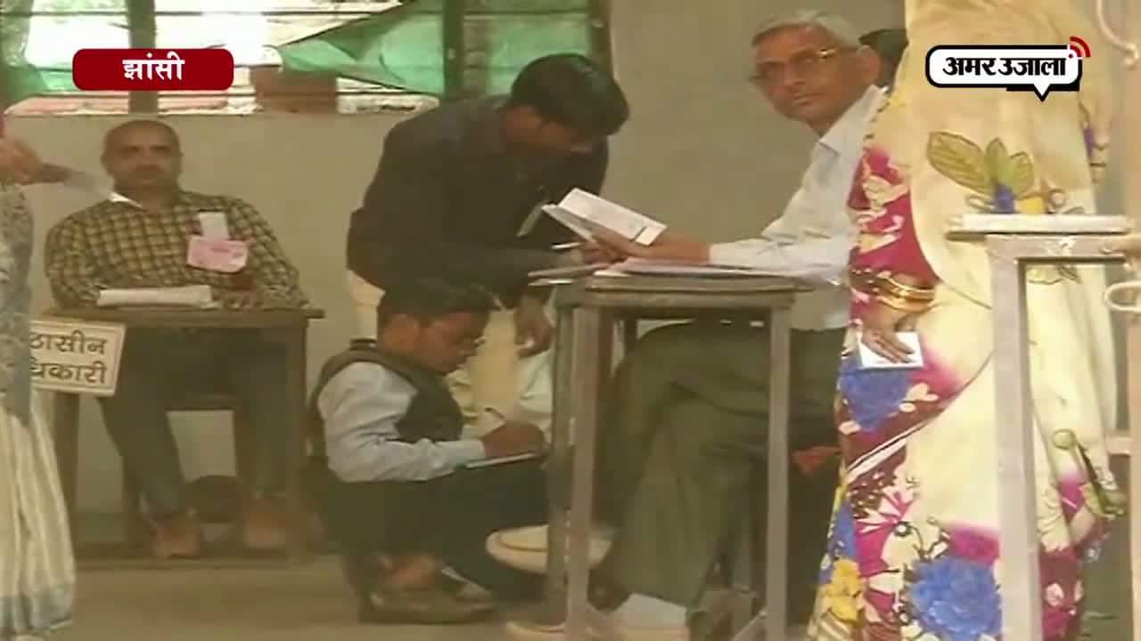 झांसी में दिव्यांगो ने डाला वोट 