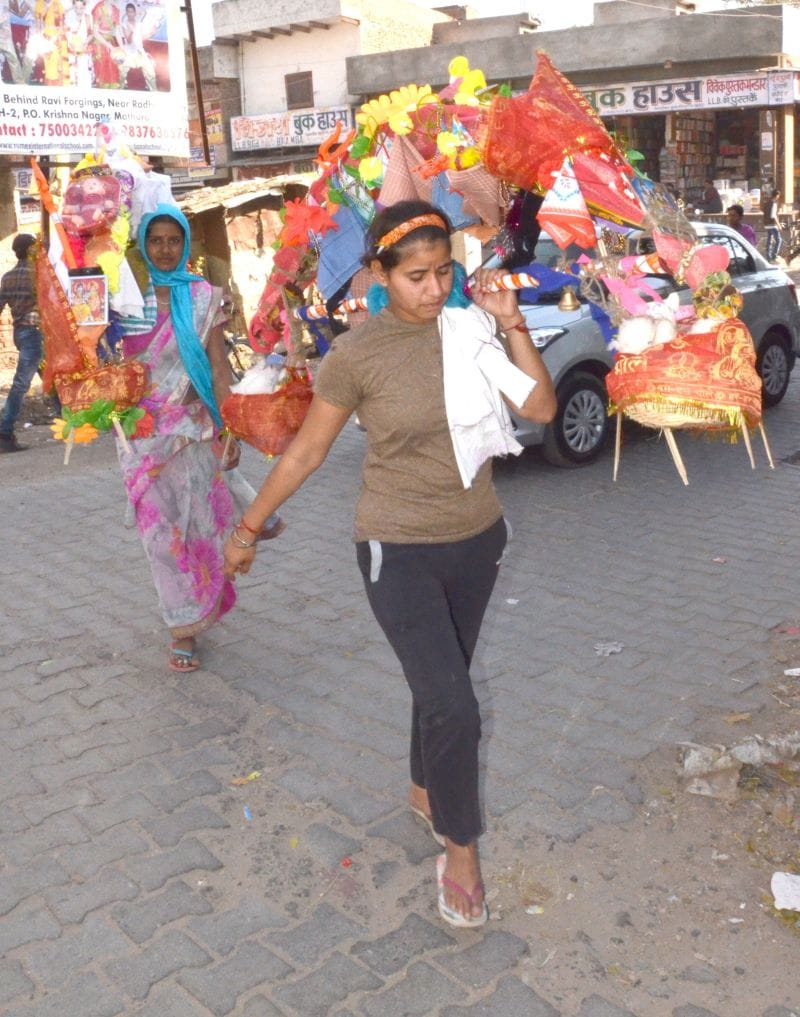 sawan mela of kashi, shiv devotees come from seven road