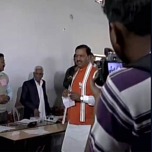 up polls fourth phase leaders cast their votes