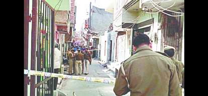  इस घर में मां बेटी को चाकू मारा था। 