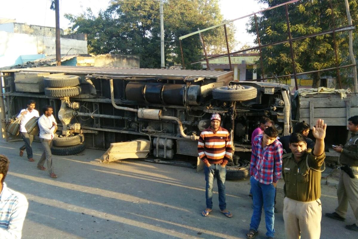 Vehicle overturned on the highway dropped uncontrolled parcel