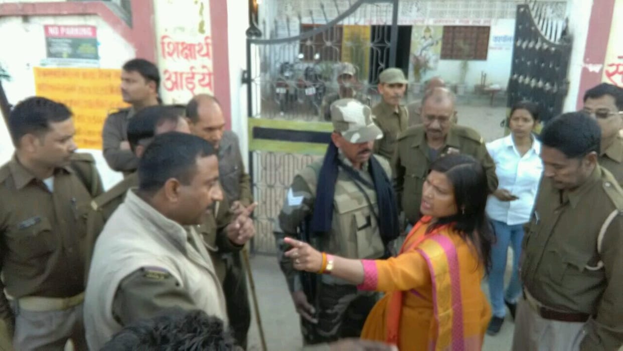ruckus in raebareli due to evm failure