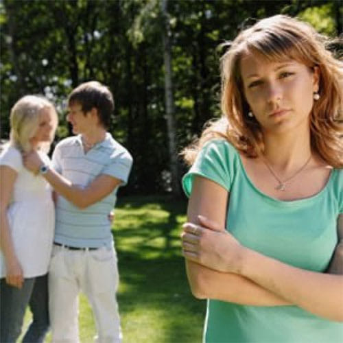 Every Single Girl Have these thoughts When She Sees a Happy Couple