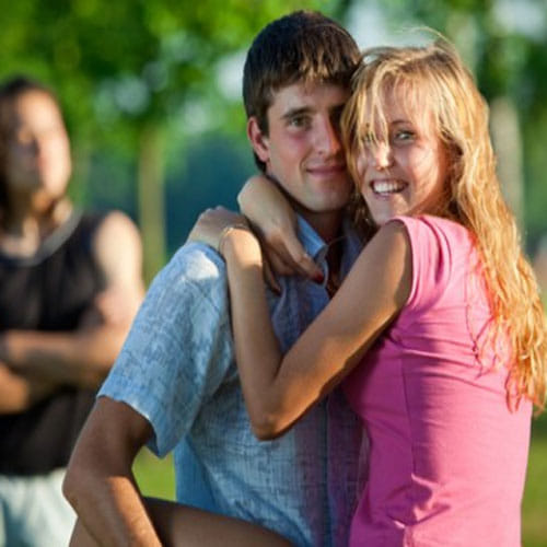 Every Single Girl Have these thoughts When She Sees a Happy Couple