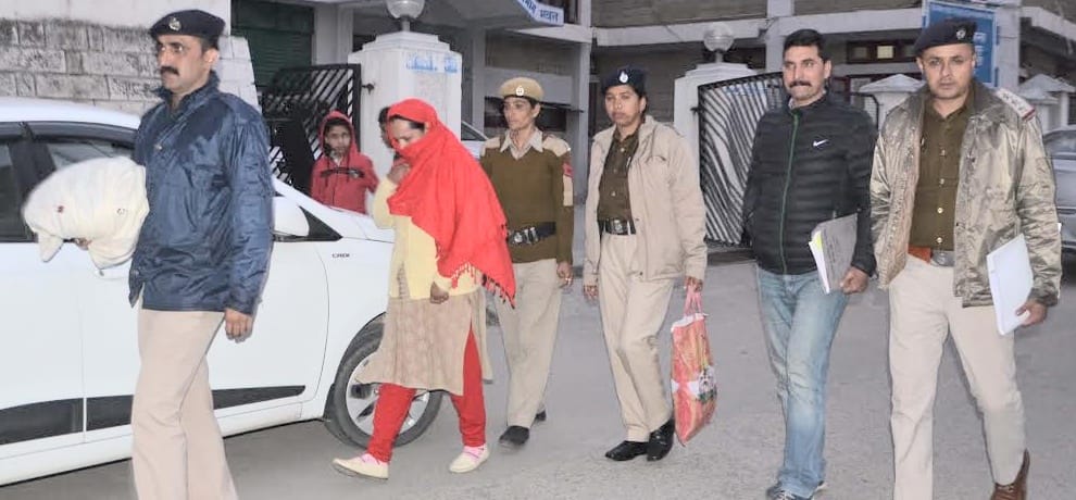 Four kg charas seized from woman smuggler in Hamirpur Himachal Pradesh 