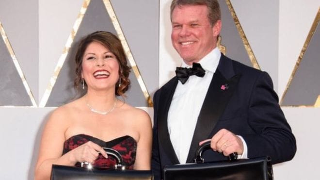 A lady knows who is oscar winner