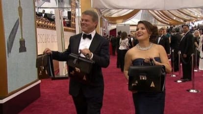 A lady knows who is oscar winner