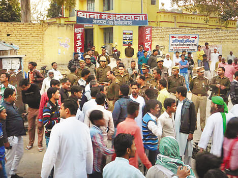 The clashes between the two factions clash, police cordon