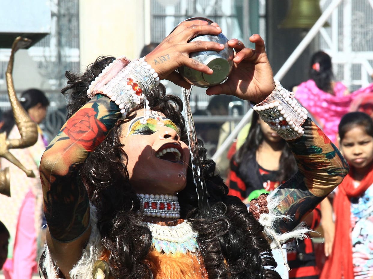 Devotees with cheers Bholenath by the Jalabhishek