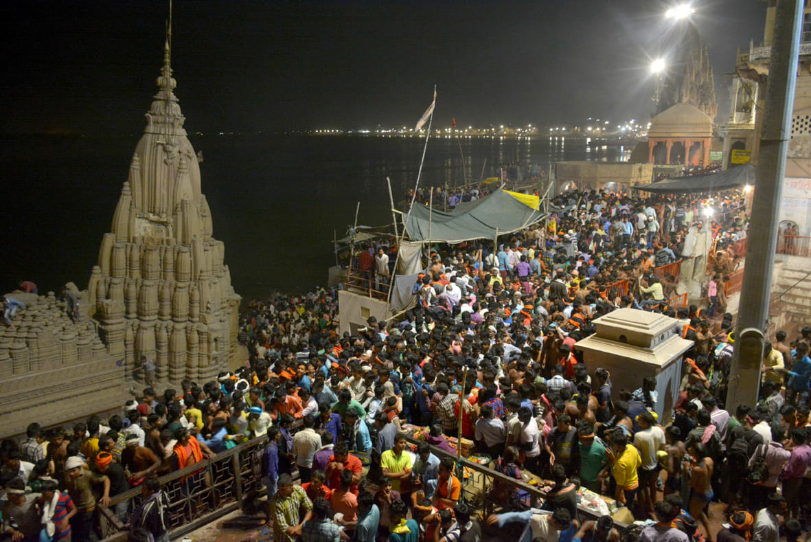 lakhs of devotee come baba vishwnath temple for worship