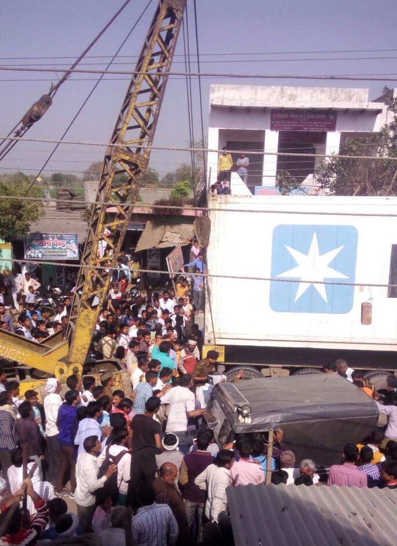 Two bikes beat upon, brother to fall crushed by truck