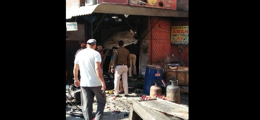 Connor food cracked cylinder in Delhi, two fire brigade personnel killed