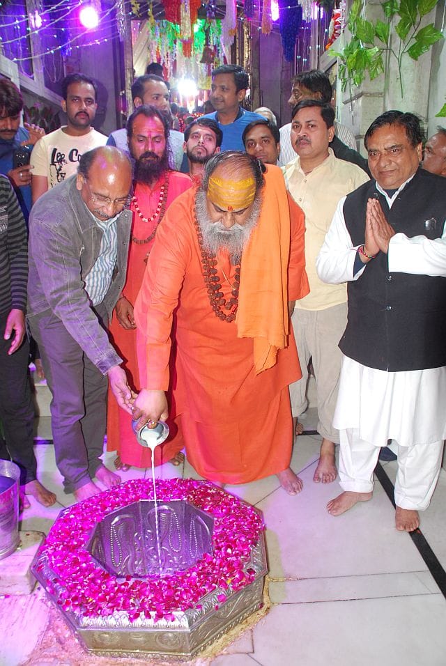 Starting from midnight Jalabhishek Gunje pagoda from Har-Har Mahadev