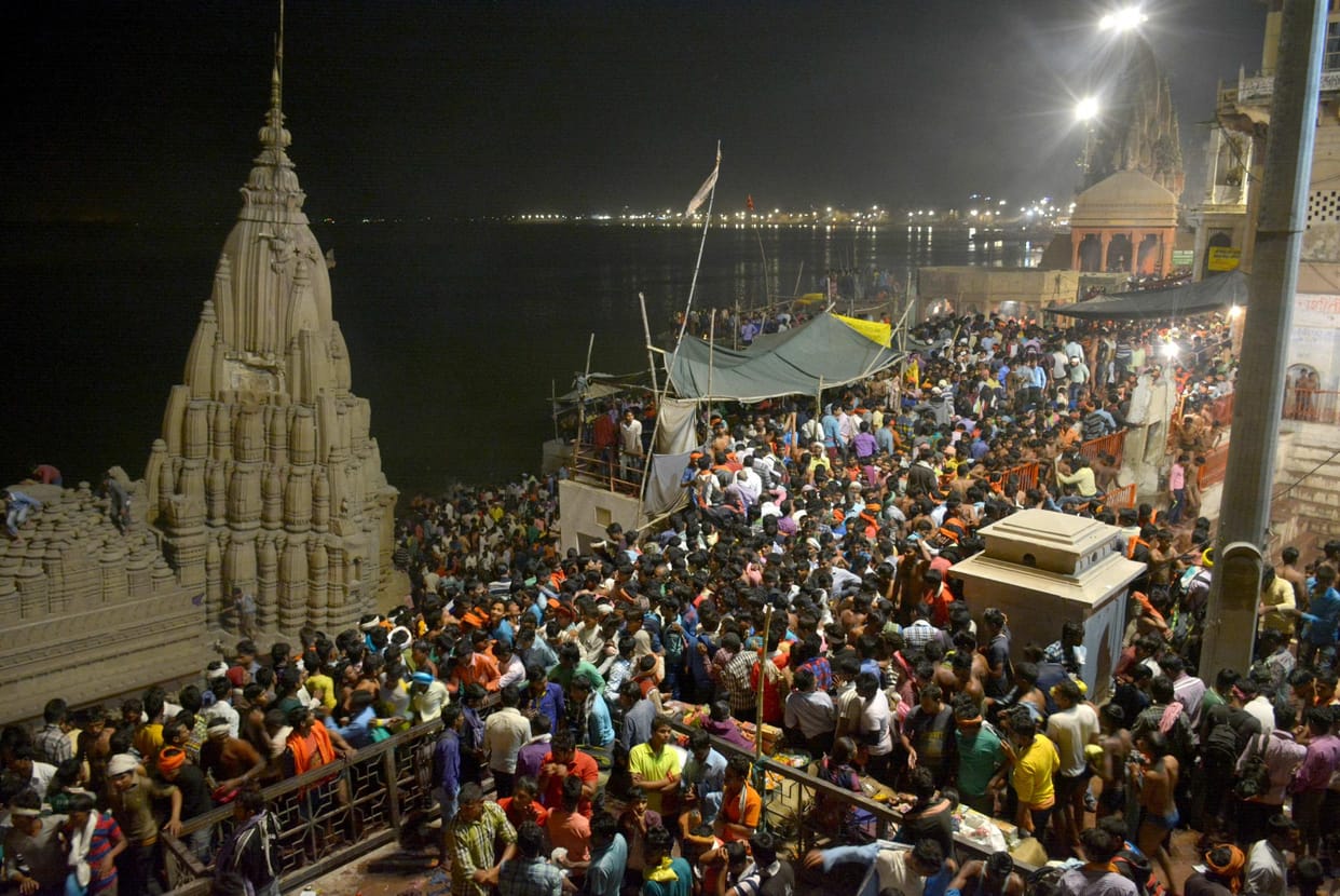 Shivaratri : surge of pilgrims in the city of Lord Shiva Kashi, long queue