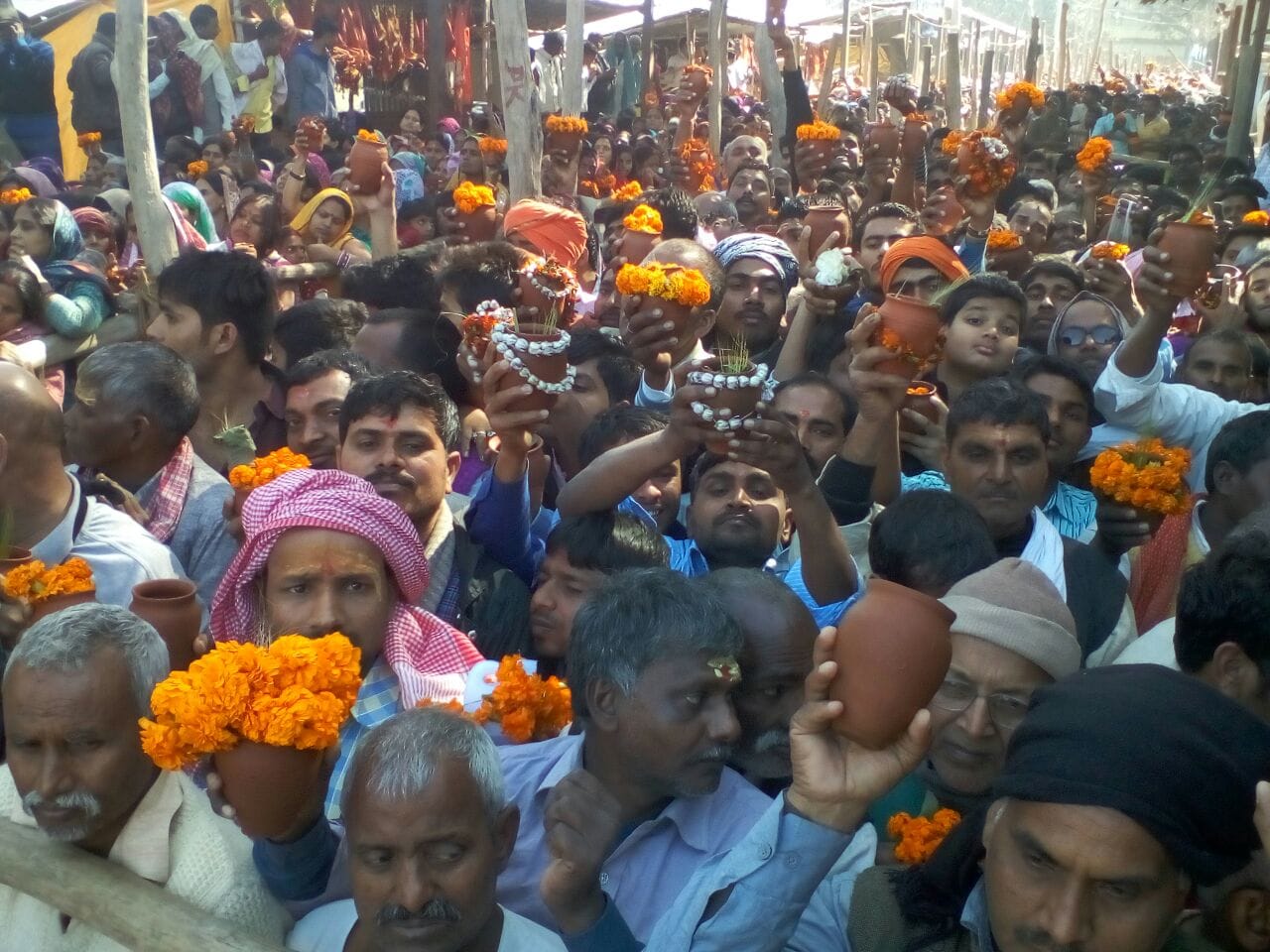 Shivaratri : surge of pilgrims in the city of Lord Shiva Kashi, long queue