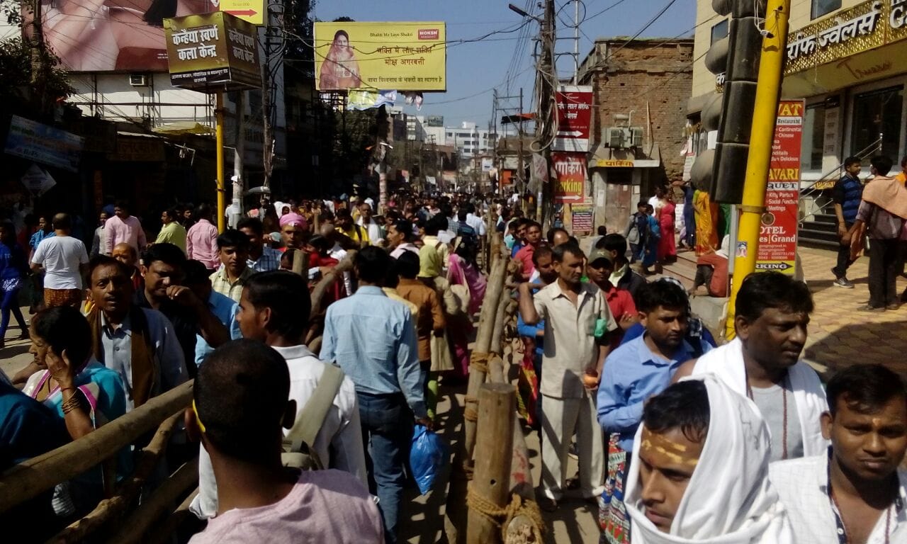 Shivaratri : surge of pilgrims in the city of Lord Shiva Kashi, long queue