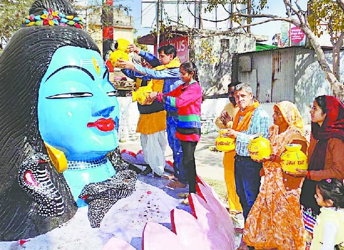 "Bomb-bomb innocent" of the cheers reverberated city
