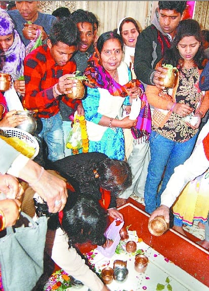 devotees prayed god shiva 