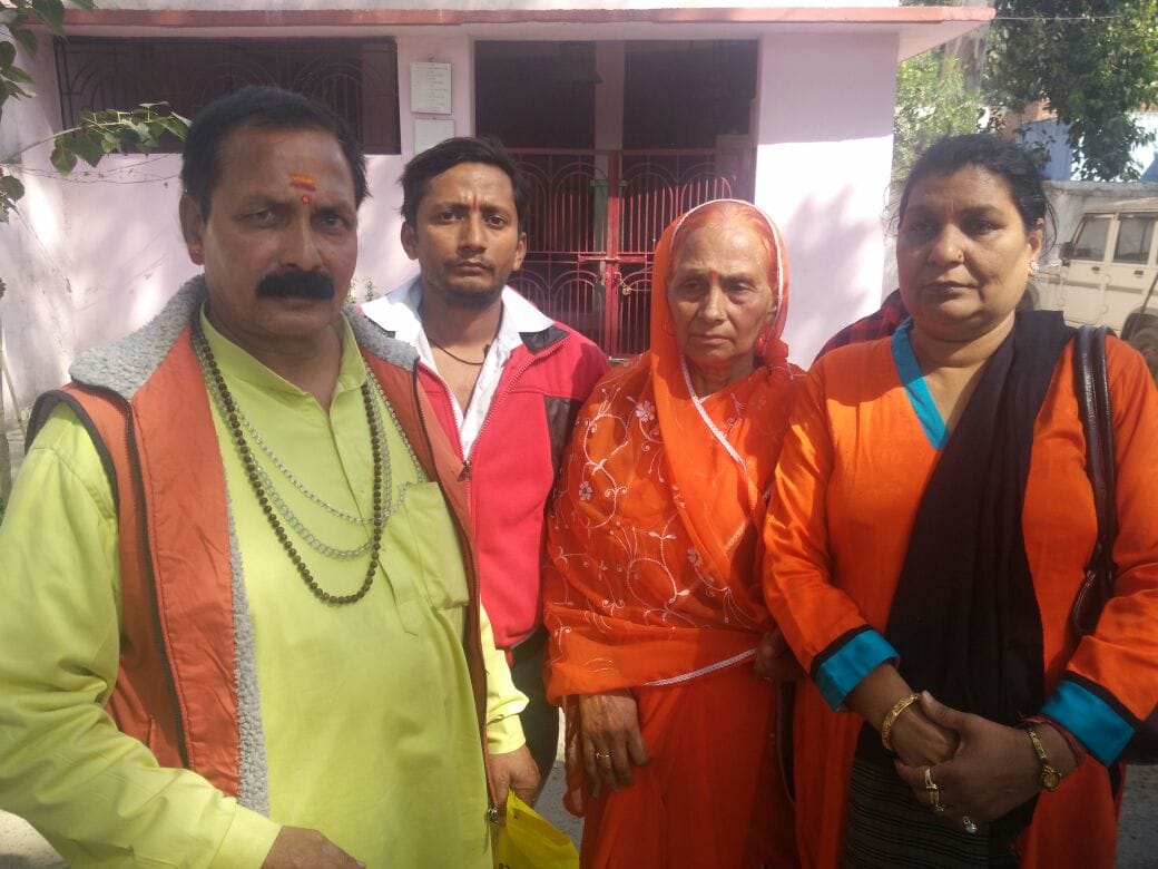 Over temple dispute, Poles go sticks, Stoned