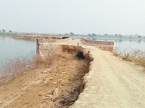 The approach roads to cut the risk of dam accident Maudaha