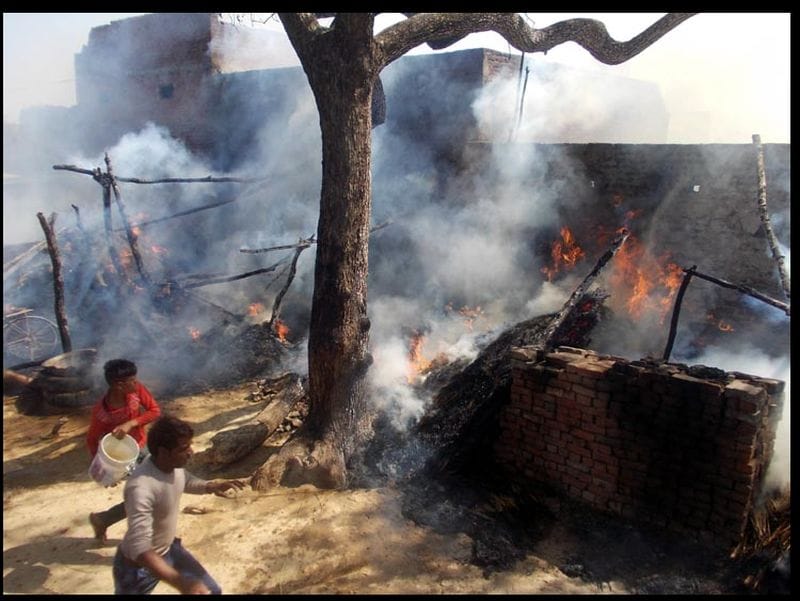 mohalla mishraana aur gaanv naradaulee mein lagee aag